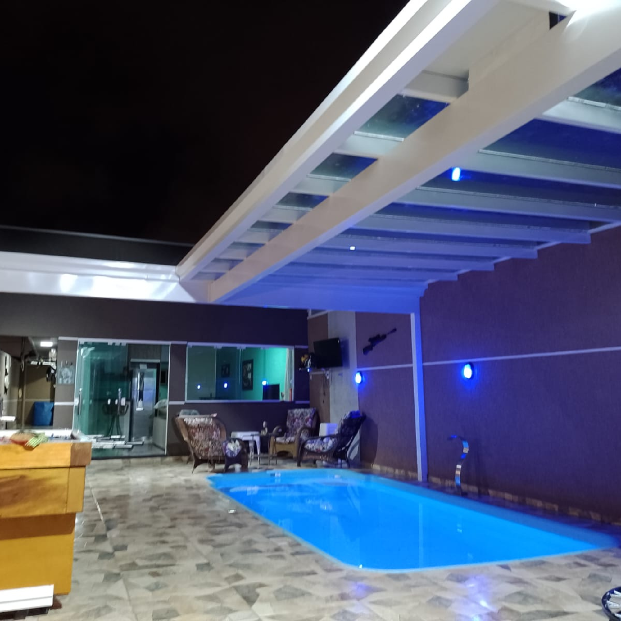 Cobertura premium em área de piscina iluminada